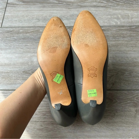 Thomas Wallace  Sage Grey Smooth Leather Pumps - Picture 10 of 13